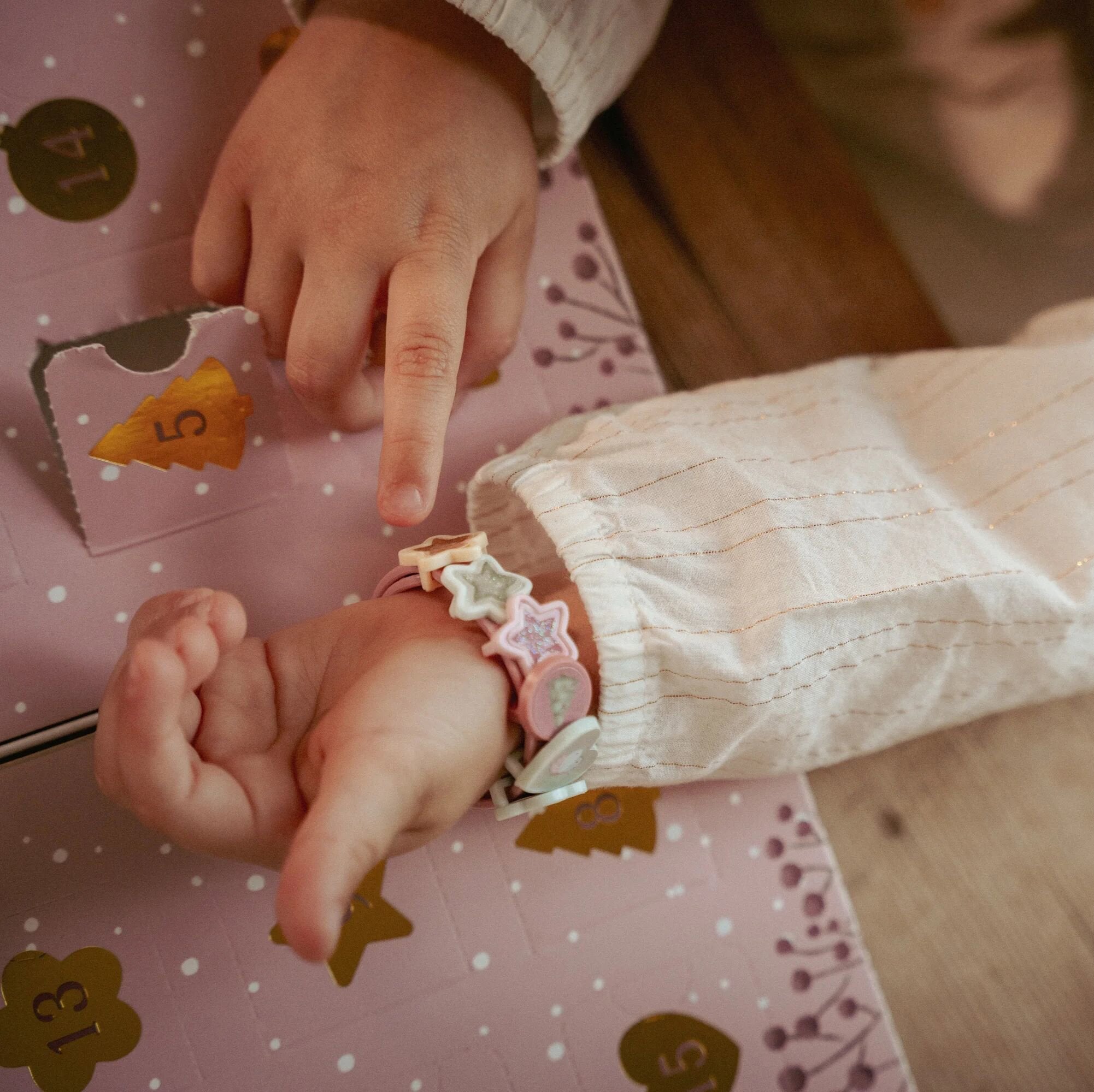 Calendario dell'avvento con regali (braccialetti, charms e stickers) Multicolore 126664