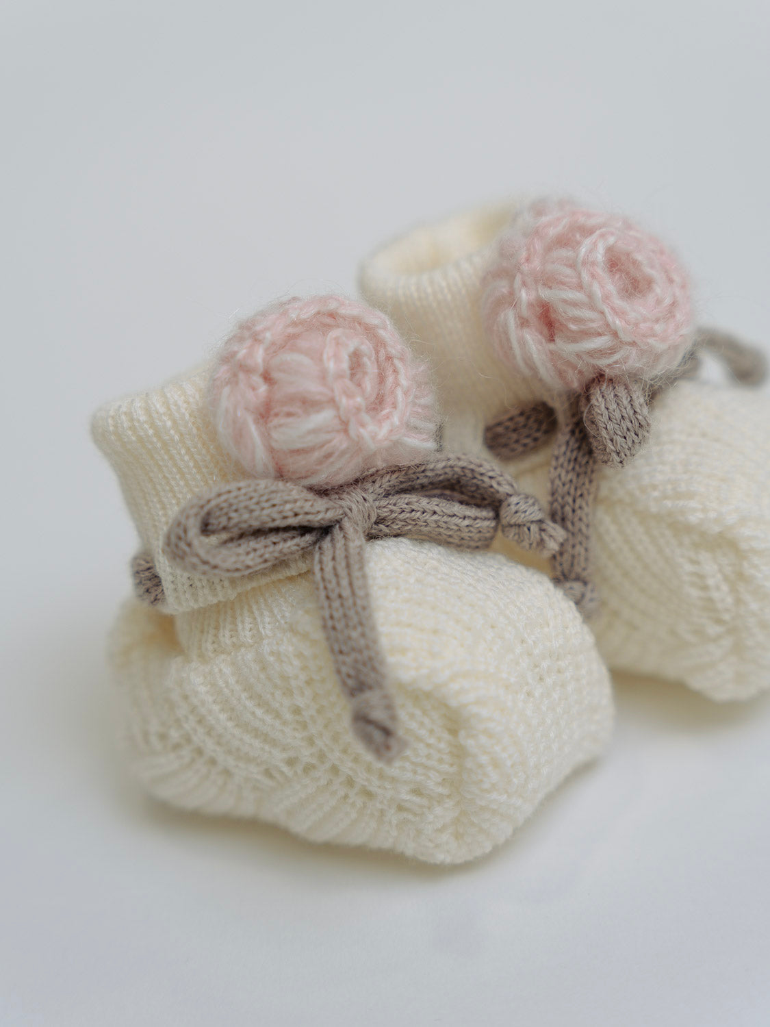 Babbucce in lana con fiore rosa e laccetto Neonata VANIGLIA IN25S - NANU' BABY